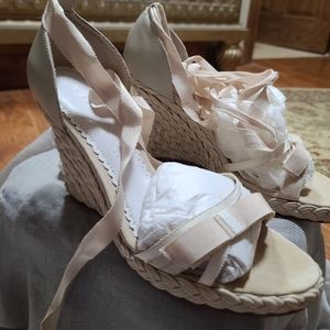 White House Black Market size 8.5 cream wedge